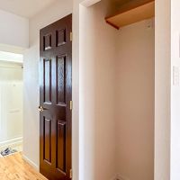 新宿区岩戸町の賃貸物件/キッチンの後ろに幅70cmほどの冷蔵庫置き場。隣にある扉の先に水回り