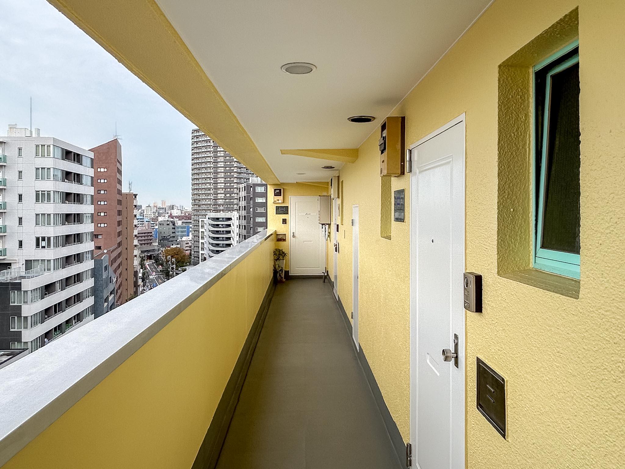 新宿区岩戸町の賃貸物件/共用廊下。ポップなカラーリング