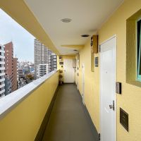 新宿区岩戸町の賃貸物件/共用廊下。ポップなカラーリング