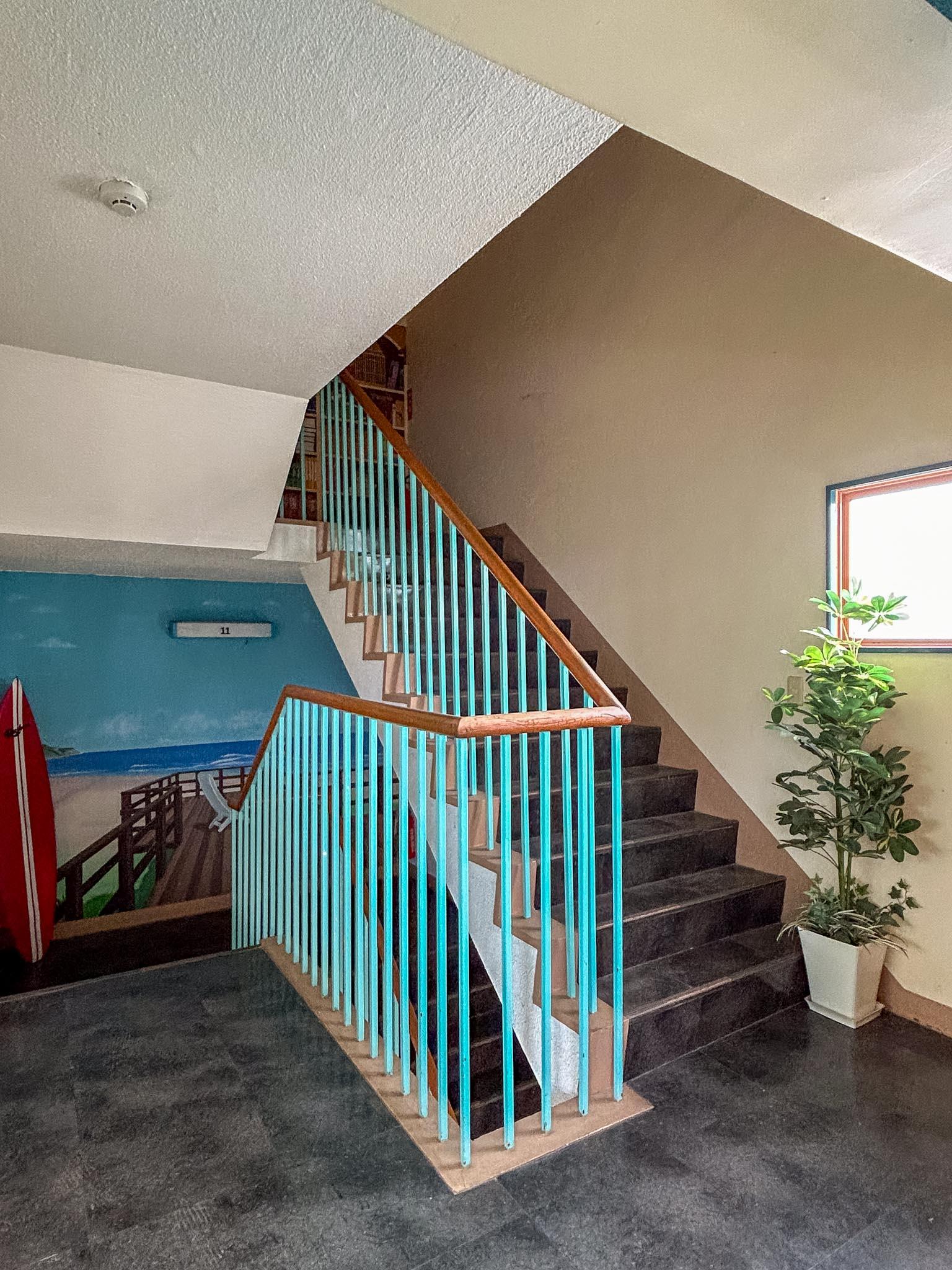 新宿区岩戸町の賃貸物件/共用階段。踊り場に絵が描いてある