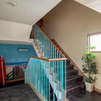 新宿区岩戸町の賃貸物件/共用階段。踊り場に絵が描いてある