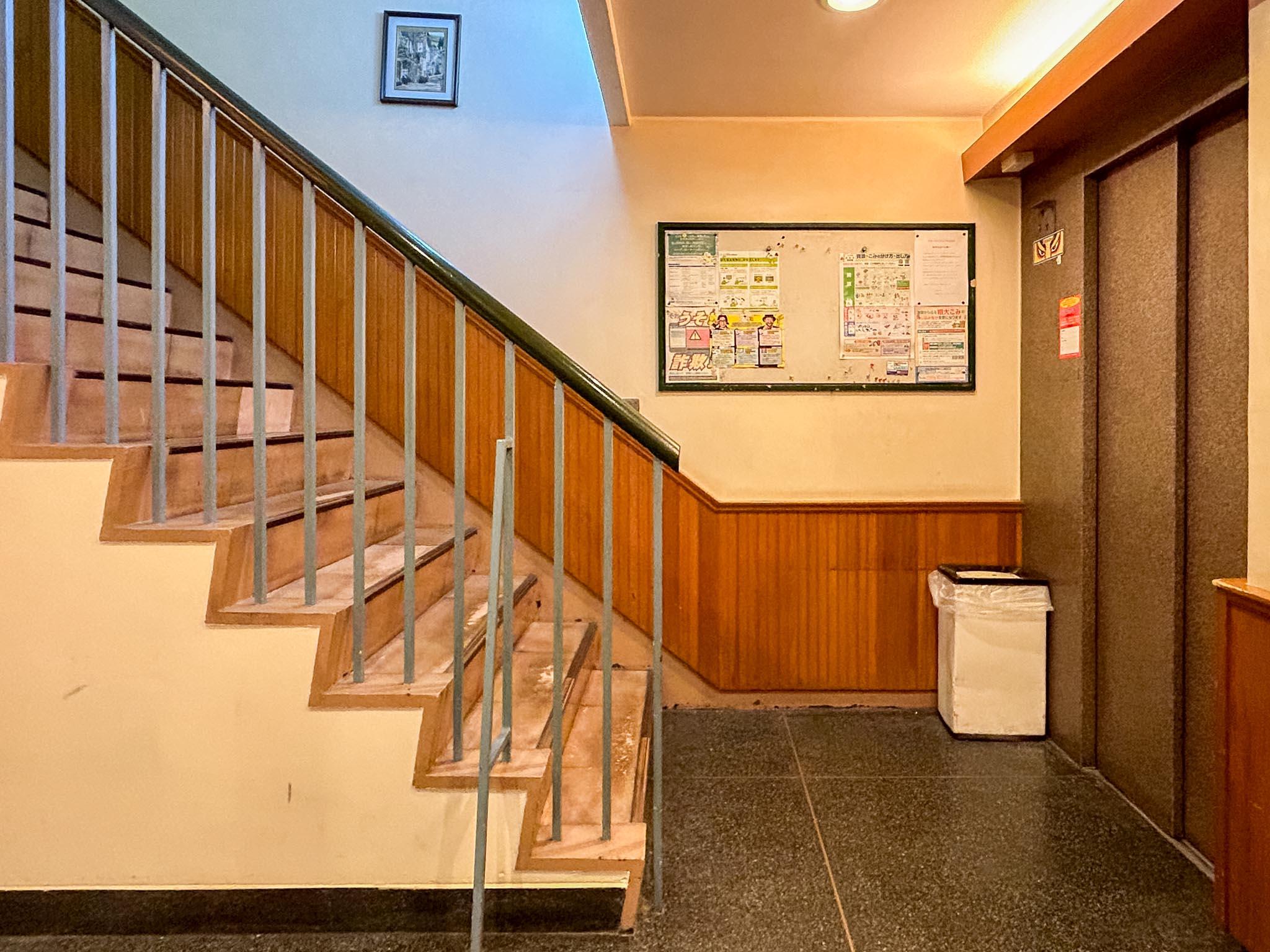 新宿区岩戸町の賃貸物件/1階エレベーター前