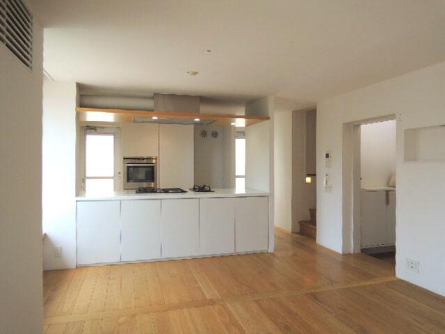 世田谷区玉川田園調布の賃貸物件/部屋の7割がキッチン＆リビング、右手に玄関