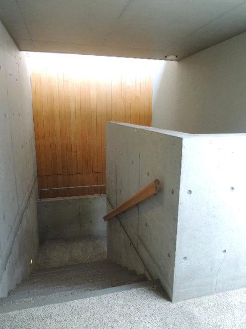 世田谷区玉川田園調布の賃貸物件/エレベーターはないけれど美しい階段室