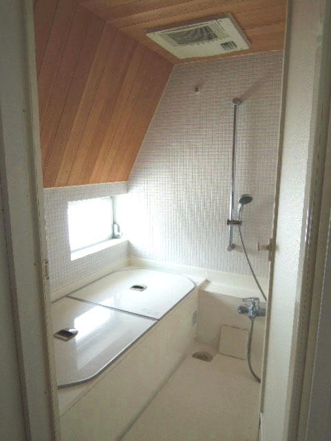 世田谷区玉川田園調布の賃貸物件/板張りとモザイクタイルが美しいバスルーム、日中の入浴が気持ちよさそう