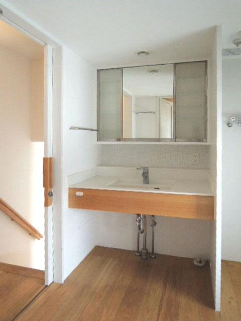 世田谷区玉川田園調布の賃貸物件/水まわりはリビングから数段上がった場所にひとまとめに