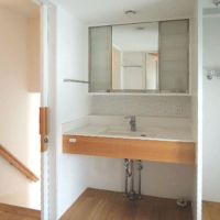 世田谷区玉川田園調布の賃貸物件/水まわりはリビングから数段上がった場所にひとまとめに