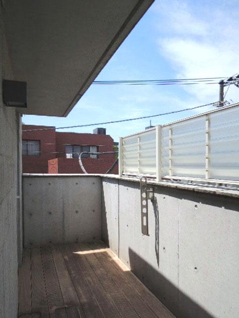 世田谷区玉川田園調布の賃貸物件/物干用のバルコニーは勝手口にうまく隠れています