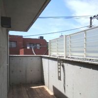 世田谷区玉川田園調布の賃貸物件/物干用のバルコニーは勝手口にうまく隠れています