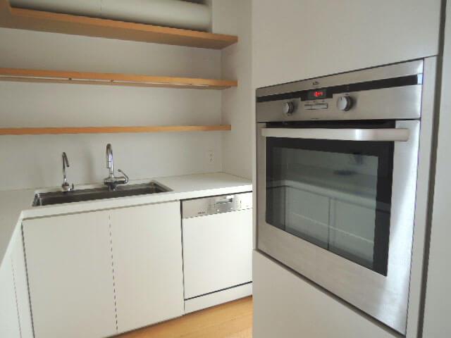 世田谷区玉川田園調布の賃貸物件/シンク上の棚が充実、食洗機と電気オーブンも備わっています