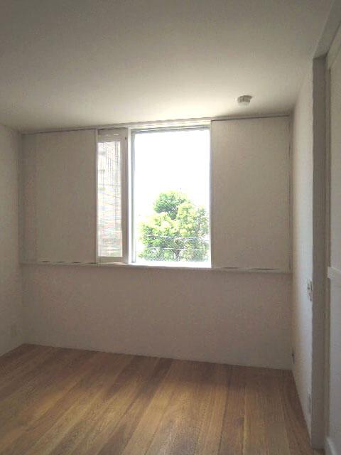 世田谷区玉川田園調布の賃貸物件/寝室はコンパクトにまとめ引戸で目隠しを