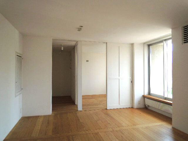 世田谷区玉川田園調布の賃貸物件/リビングを挟んで引戸の寝室、左奥は大きな収納に