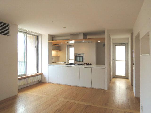 世田谷区玉川田園調布の賃貸物件/キッチン奥のガラス扉はバルコニーの出入口