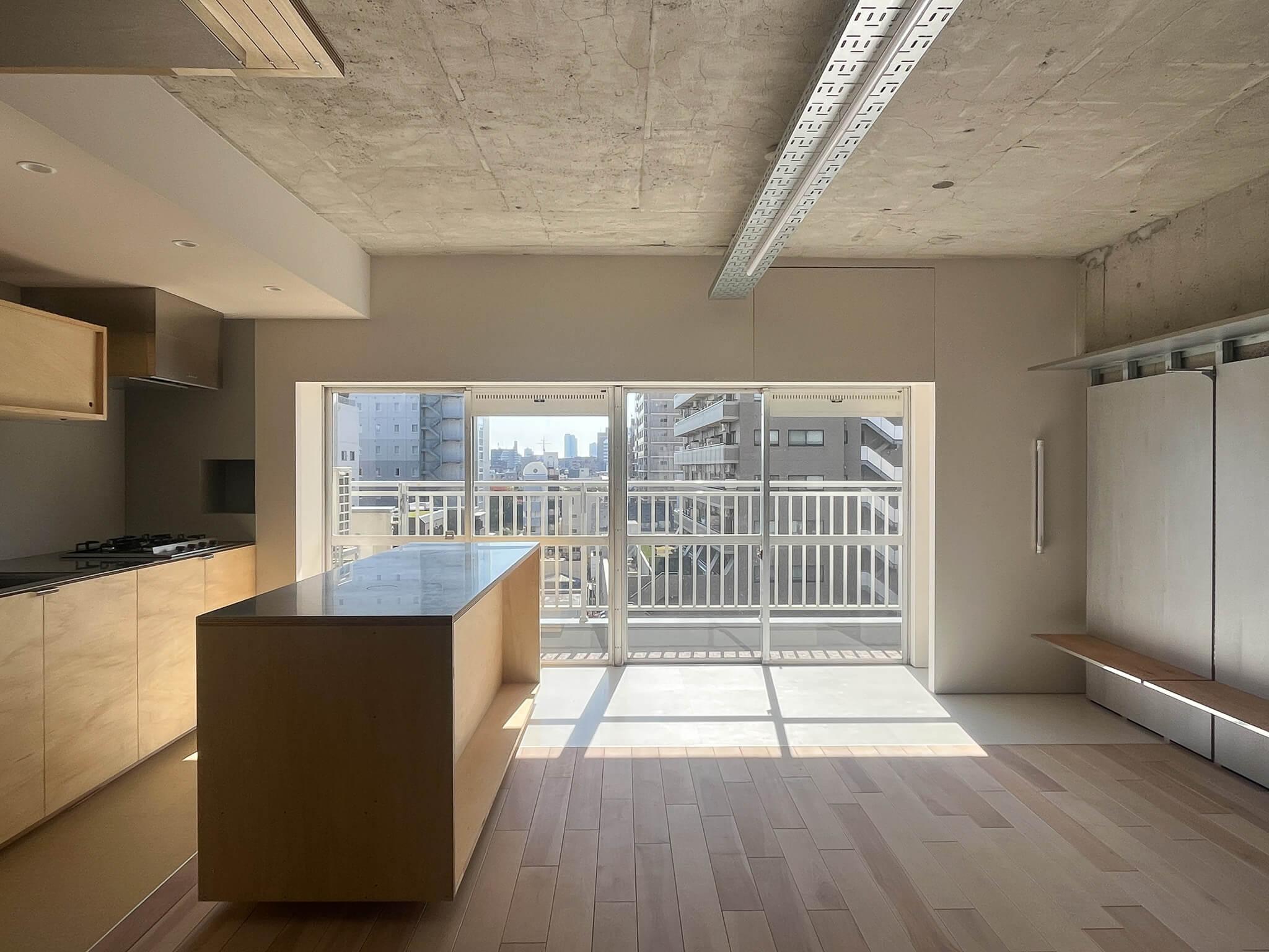 江東区白河の賃貸物件/室内からでもよく外の眺めが入ってくる。座った時の高さであれば空も広がります