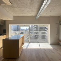 江東区白河の賃貸物件/室内からでもよく外の眺めが入ってくる。座った時の高さであれば空も広がります