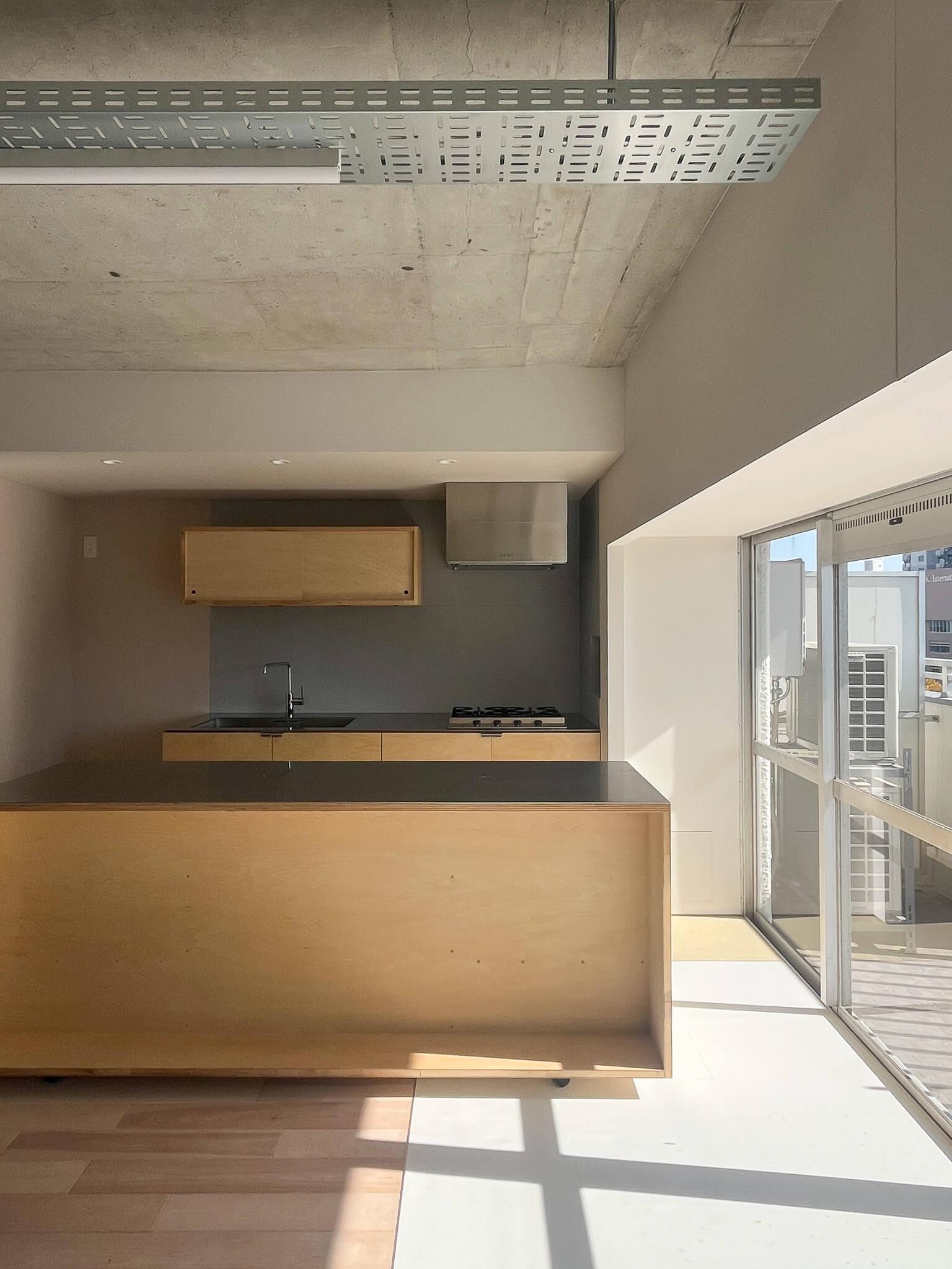 江東区白河の賃貸物件/ポカポカした窓辺。床材が切り替わっているため、インナーバルコニーのように使えます。