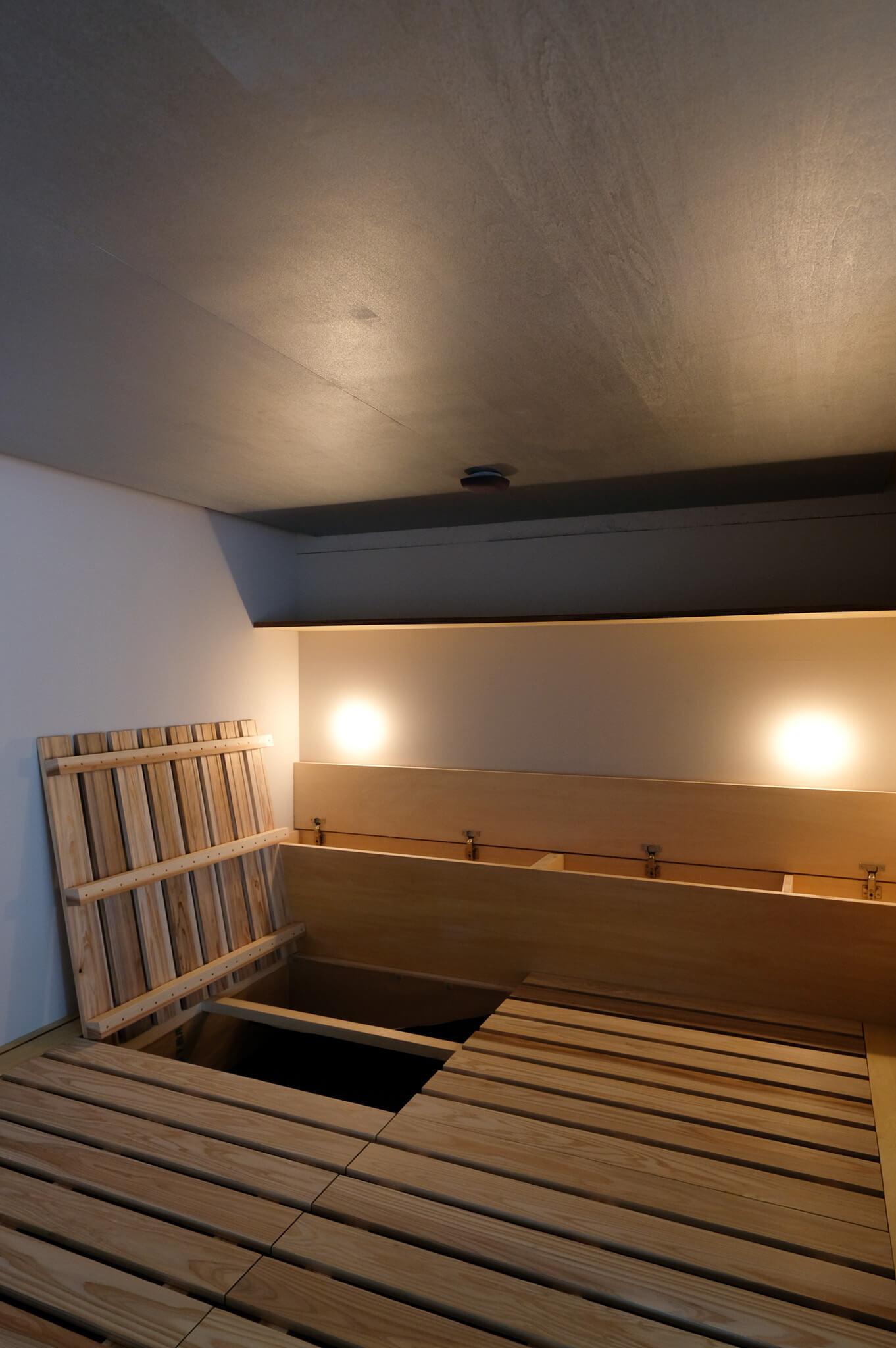 江東区白河の賃貸物件/スノコの下に収納があったり、枕元には収納やコンセントが配置されている。