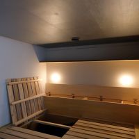 江東区白河の賃貸物件/スノコの下に収納があったり、枕元には収納やコンセントが配置されている。