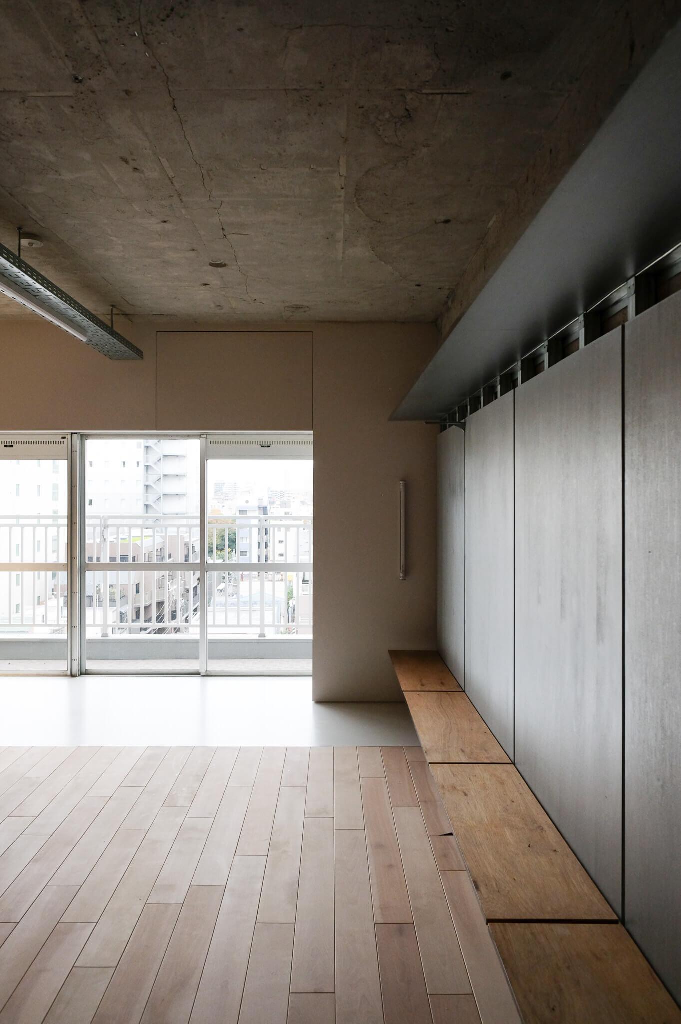 江東区白河の賃貸物件/シルバー塗装されたシナ合板が、光を反射してくれる