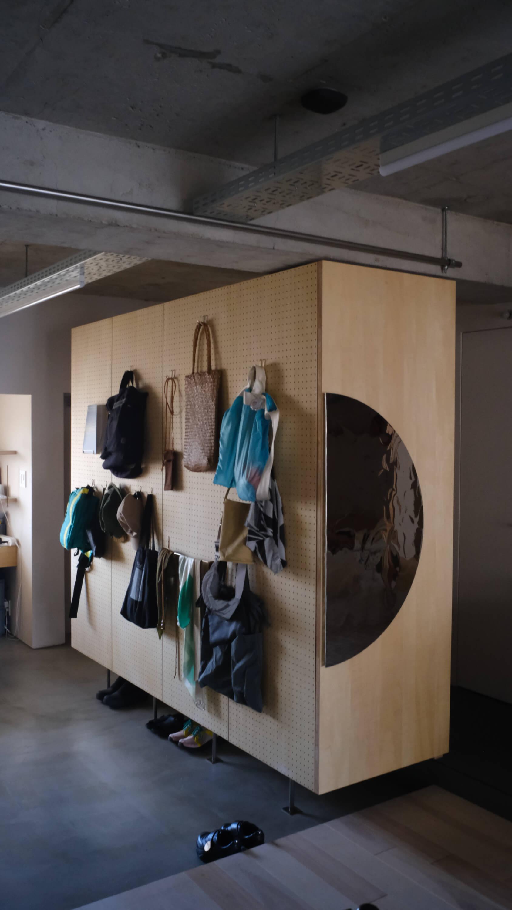 江東区白河の賃貸物件/有孔ボード＋アートワーク。クローゼットの背面側は有孔ボードになっており、帽子やかばん等をかけたり飾り棚としても利用できます。
側面には運河の水面をイメージした鏡面ステンレスのアートワークを設置。