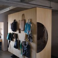 江東区白河の賃貸物件/有孔ボード＋アートワーク。クローゼットの背面側は有孔ボードになっており、帽子やかばん等をかけたり飾り棚としても利用できます。
側面には運河の水面をイメージした鏡面ステンレスのアートワークを設置。