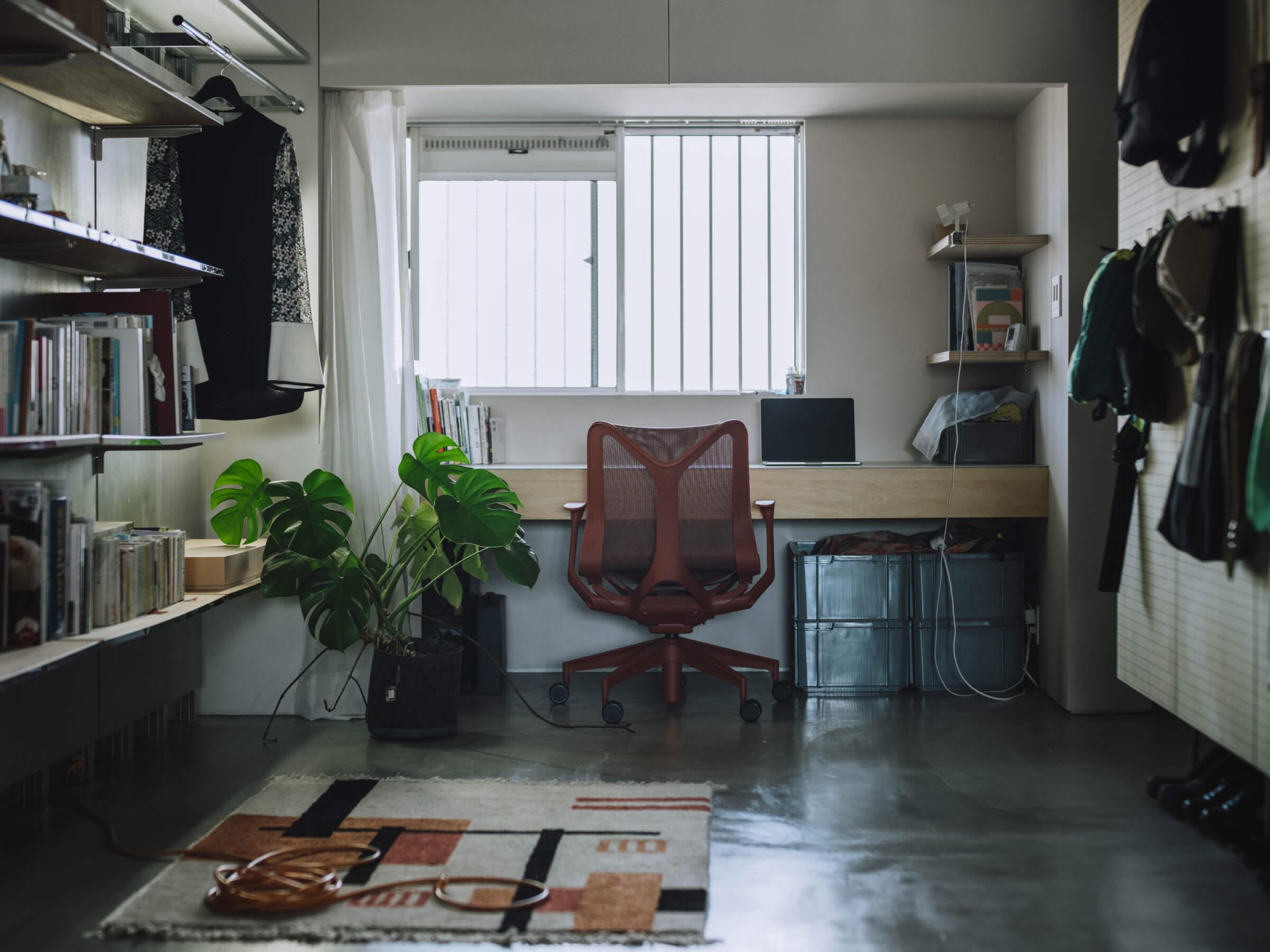 江東区白河の賃貸物件/土間側の運河を望むワークスペース。可動棚を書棚として書斎としても使用できます。