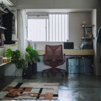 江東区白河の賃貸物件/土間側の運河を望むワークスペース。可動棚を書棚として書斎としても使用できます。