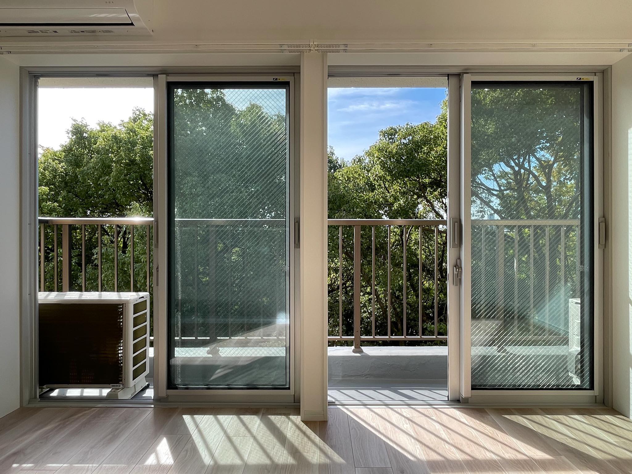 文京区本郷の賃貸物件/窓いっぱいに六義園の豊かな緑が広がります