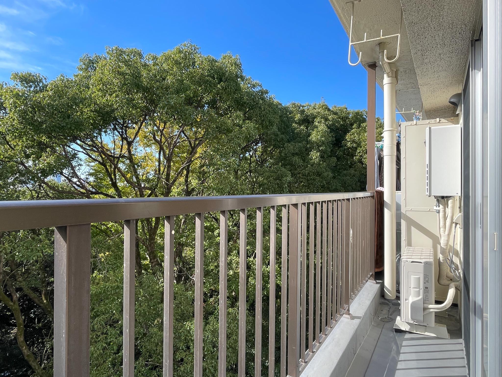 文京区本郷の賃貸物件/ベランダはスリム。物干し竿は上にかけます