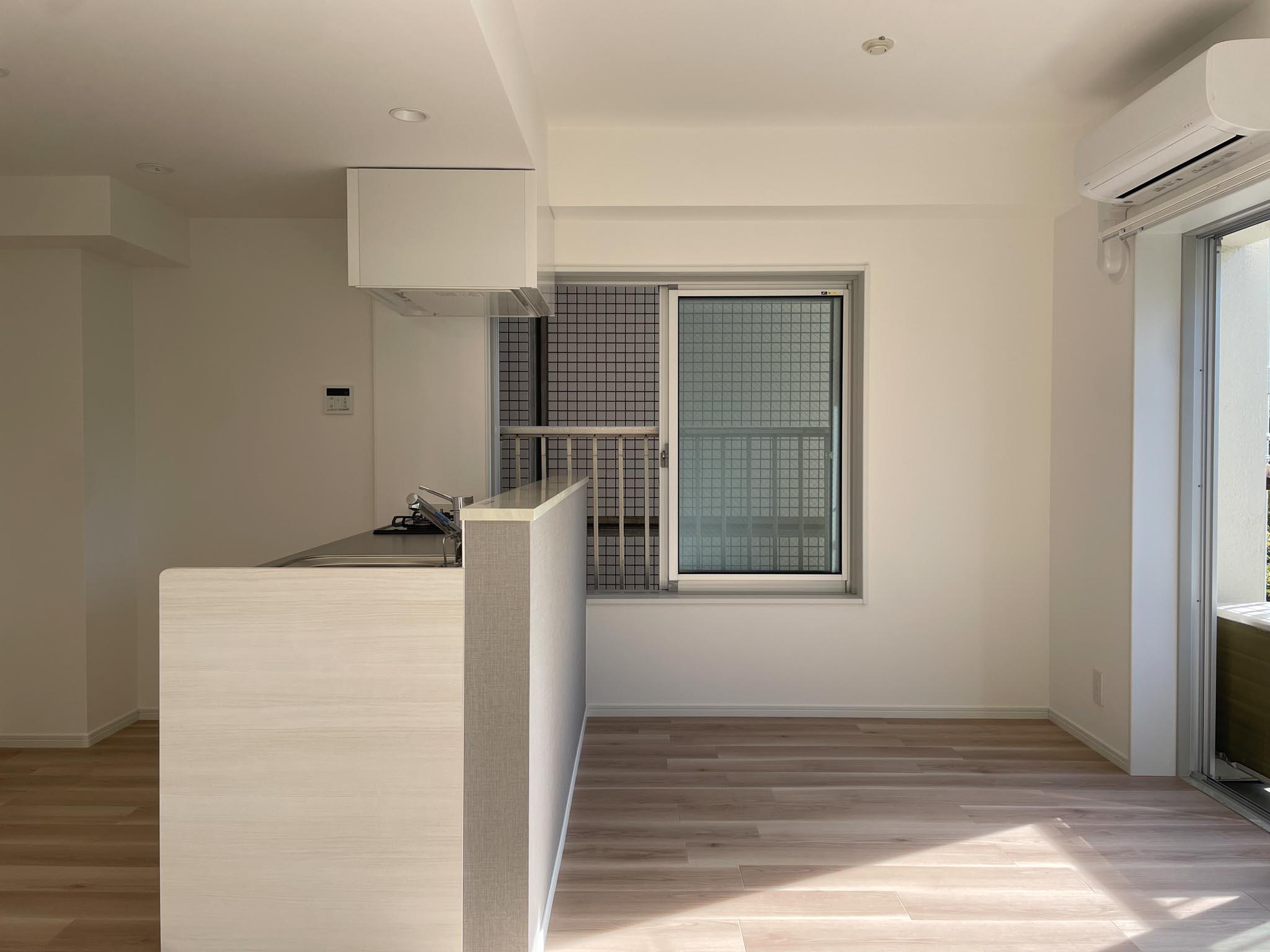 文京区本郷の賃貸物件/リビング南側にも窓はありますが、開けると見えるのは隣のビルです