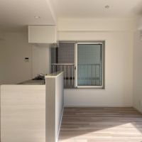 文京区本郷の賃貸物件/リビング南側にも窓はありますが、開けると見えるのは隣のビルです