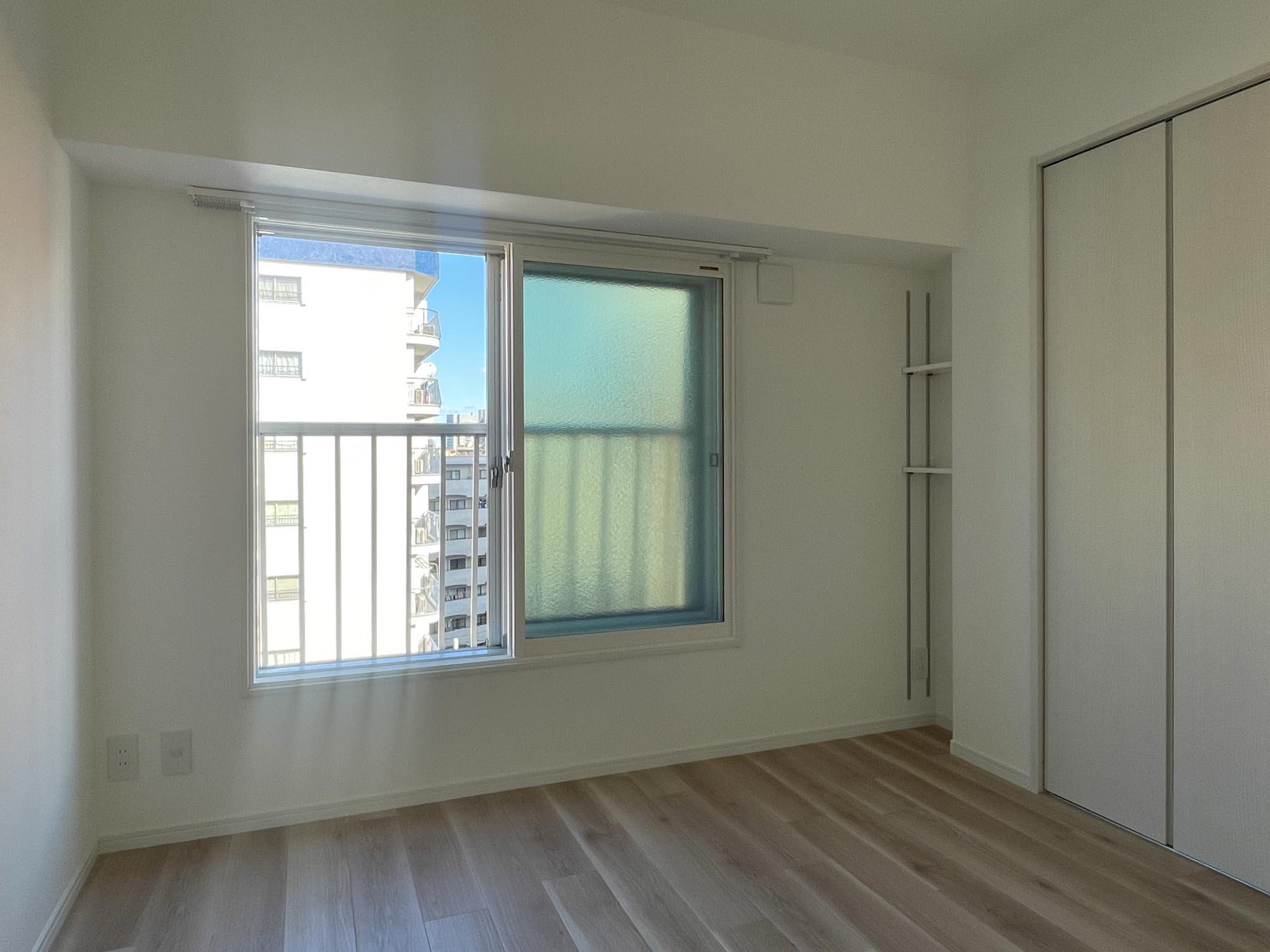 文京区本郷の賃貸物件/東側、4.5畳洋室：この窓のおかげで風が抜けていきます。しかも二重窓で騒音対策もされています