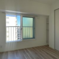 文京区本郷の賃貸物件/東側、4.5畳洋室：この窓のおかげで風が抜けていきます。しかも二重窓で騒音対策もされています