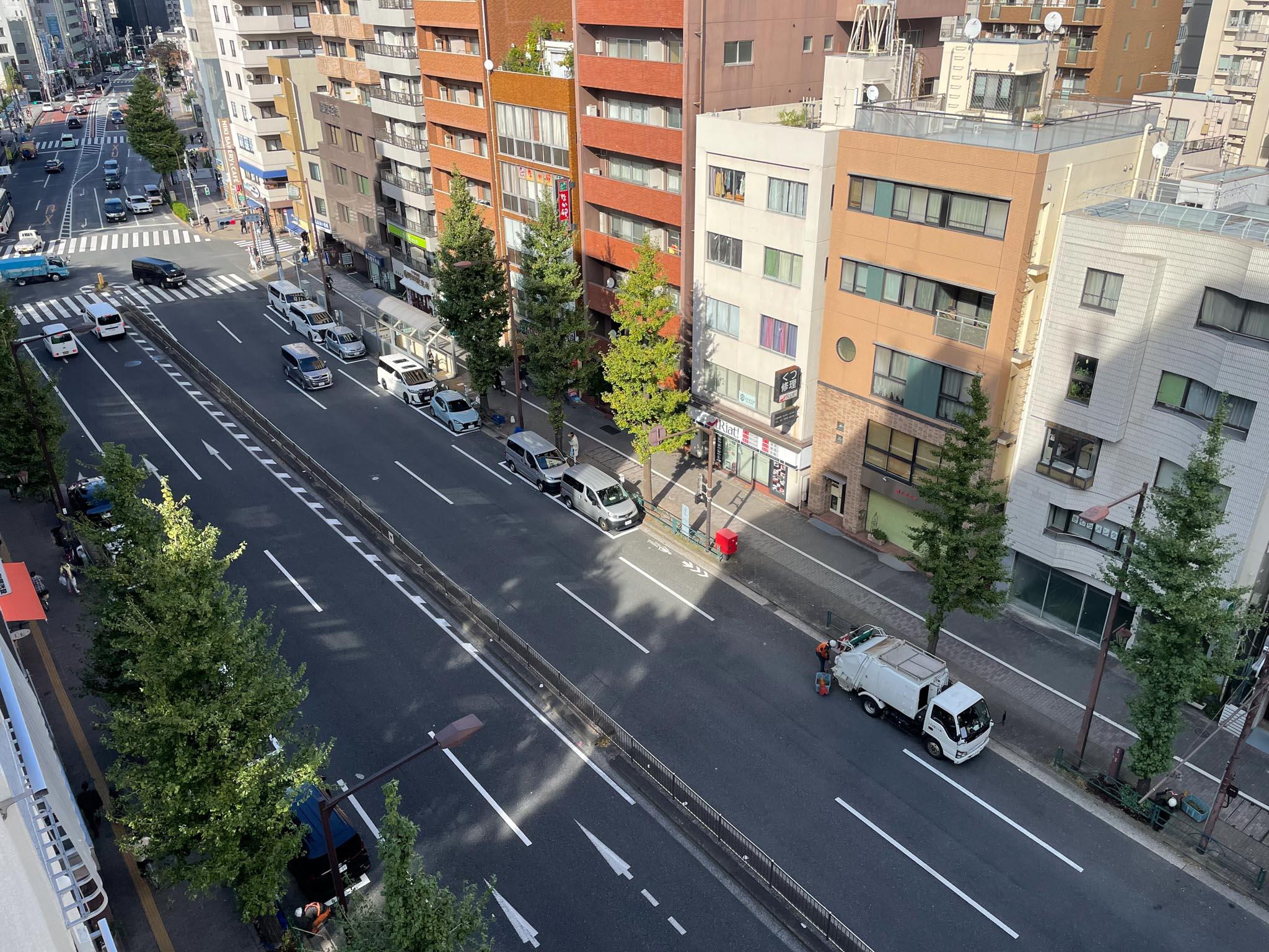 文京区本郷の賃貸物件/見下ろすと本郷通りが見えます。交通量は多めです