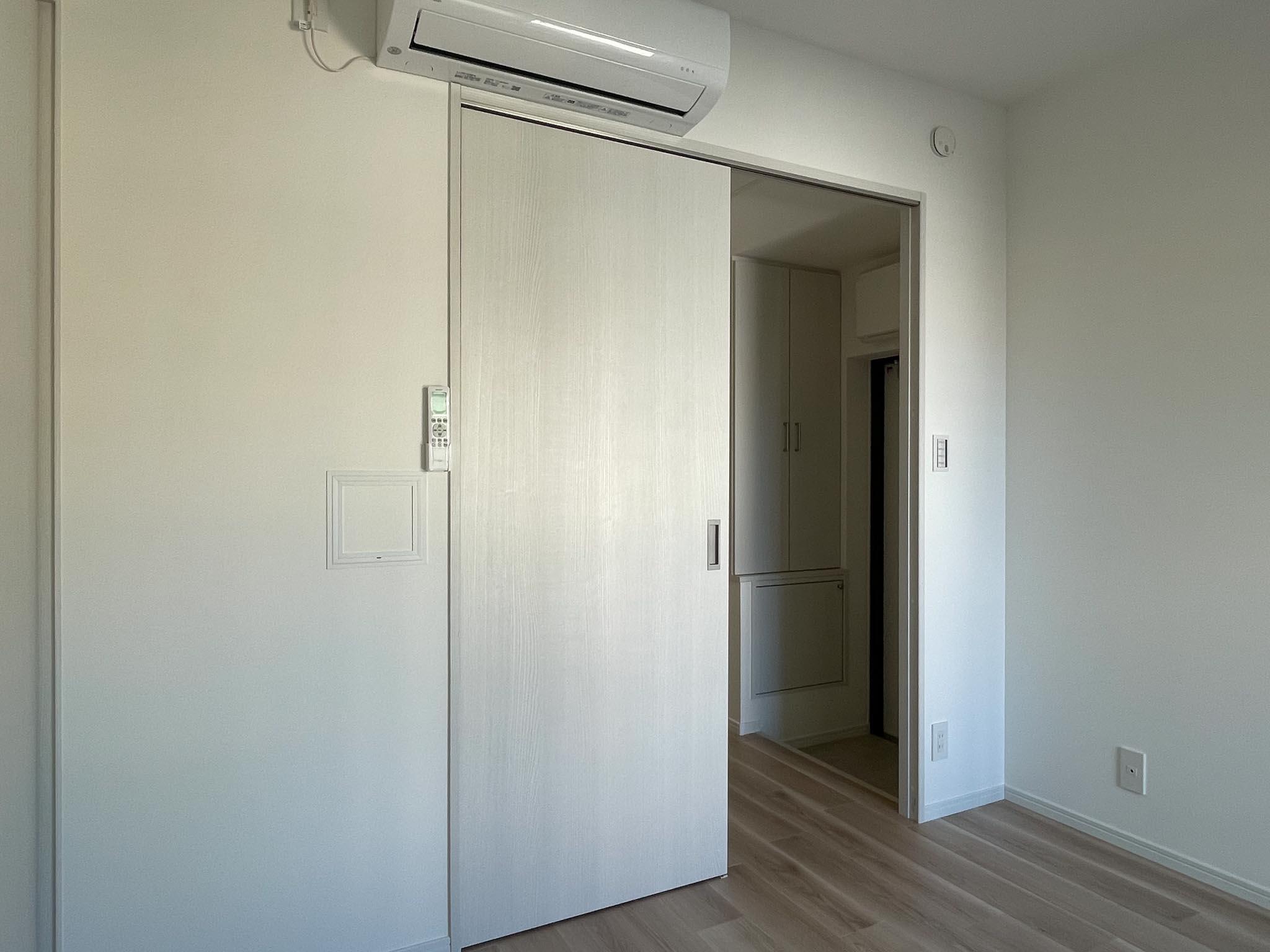 文京区本郷の賃貸物件/東側、4.5畳洋室：エアコンもしっかり用意されています