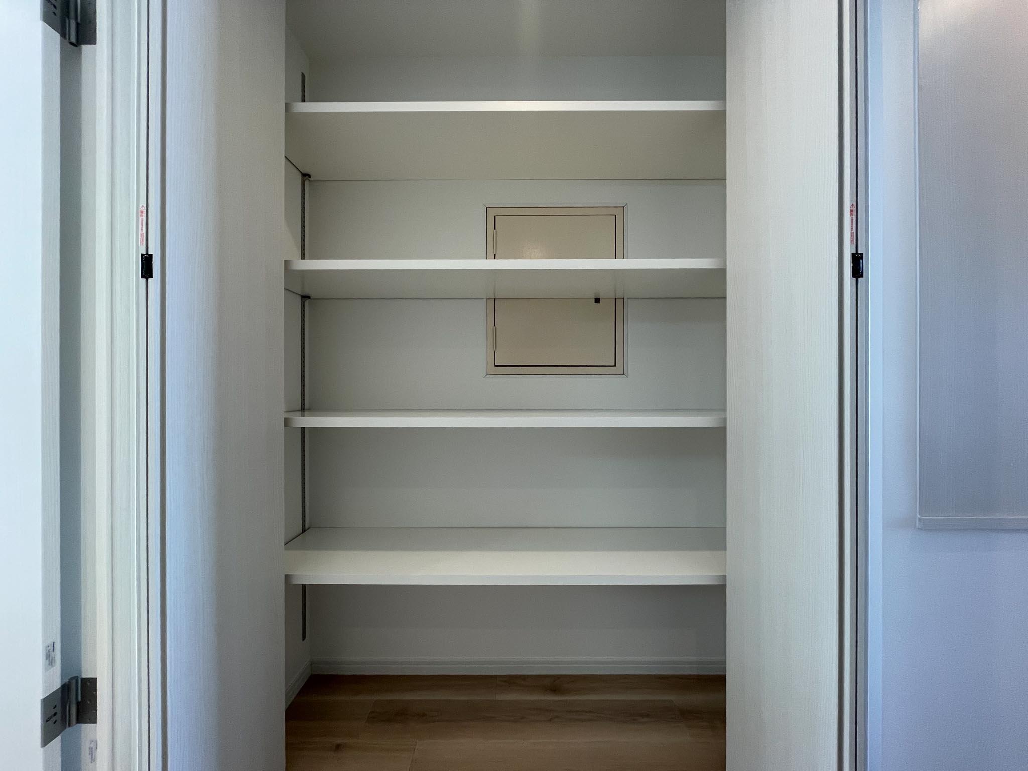 文京区本郷の賃貸物件/廊下にも大きめの収納があります
