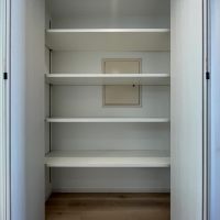 文京区本郷の賃貸物件/廊下にも大きめの収納があります