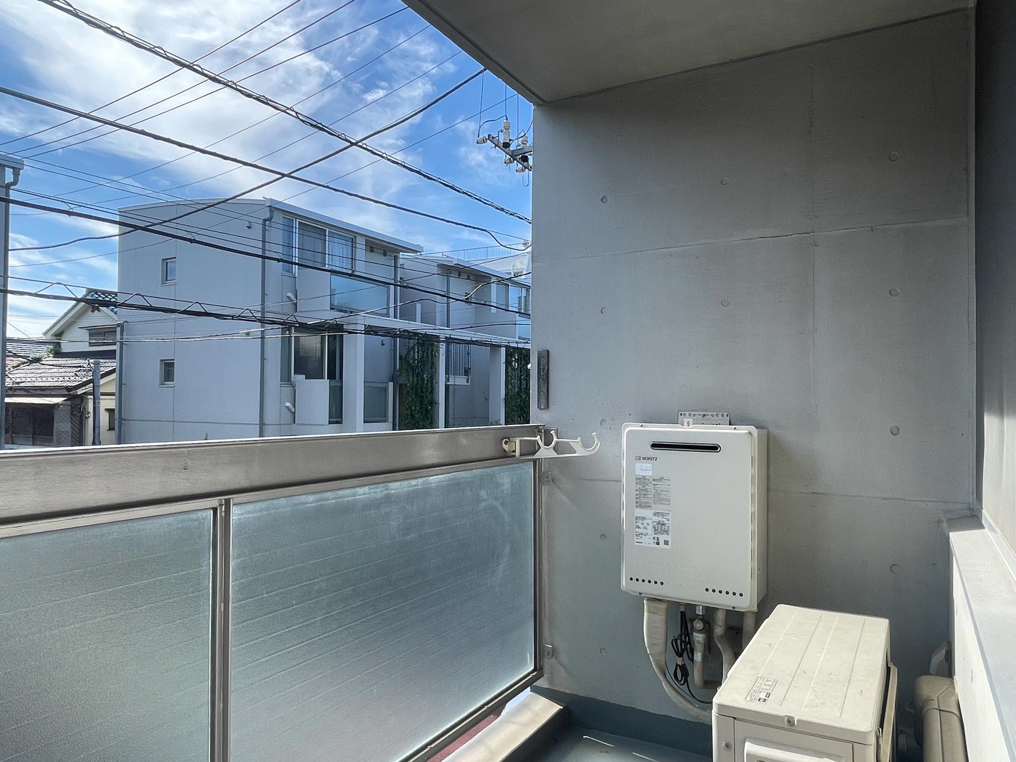 中野区松が丘の賃貸物件/203：ベランダは奥行きが少しある形