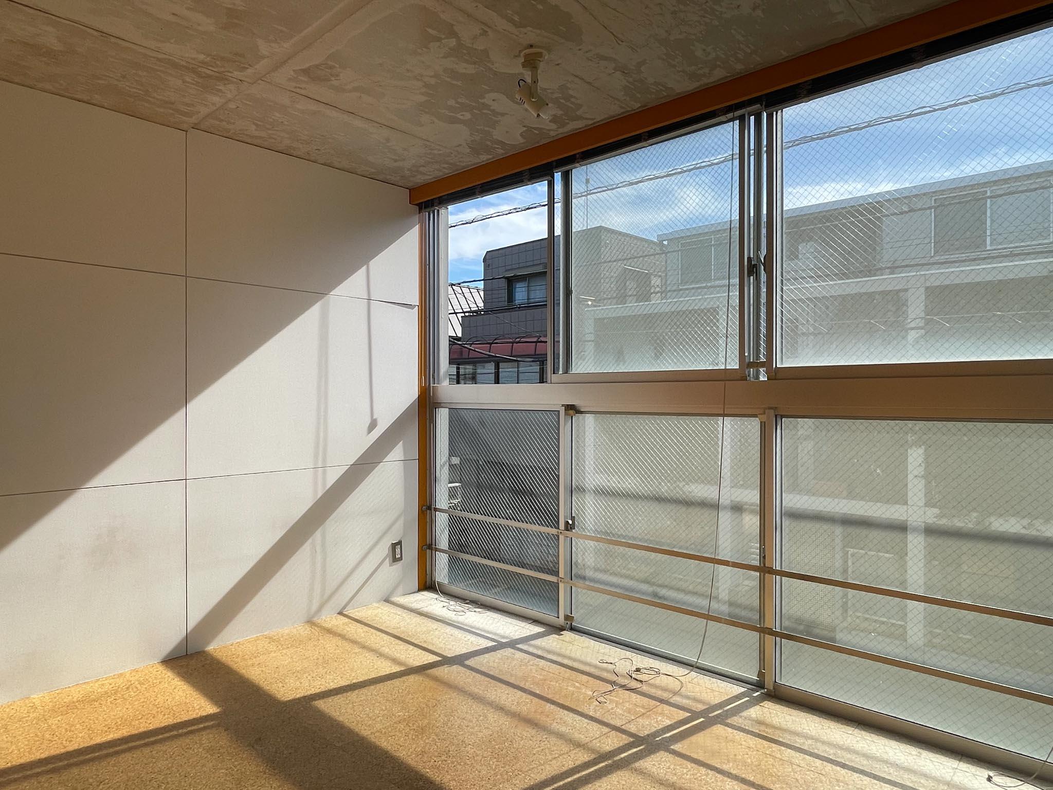 中野区松が丘の賃貸物件/203、リビング横の洋室：南側1面が窓。下の窓も開くので、物を落とさないようにご注意ください