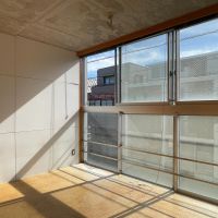 中野区松が丘の賃貸物件/203、リビング横の洋室：南側1面が窓。下の窓も開くので、物を落とさないようにご注意ください