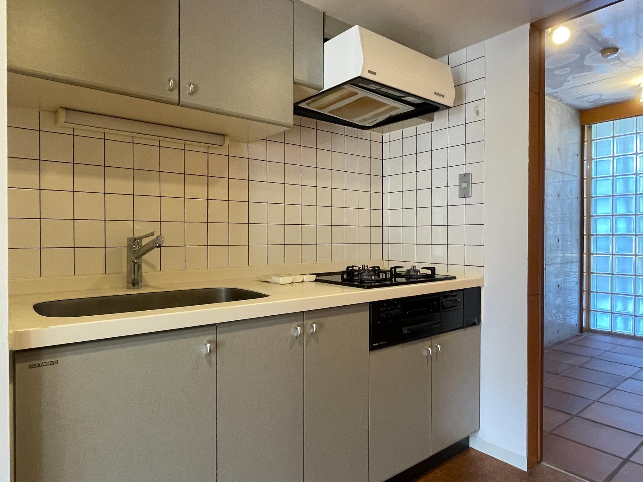 中野区松が丘の賃貸物件/203：3口ガスコンロにグリル付きのキッチン