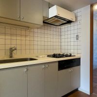 中野区松が丘の賃貸物件/203：3口ガスコンロにグリル付きのキッチン