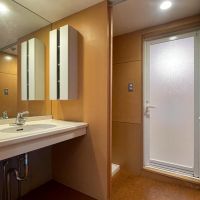 中野区松が丘の賃貸物件/203：洗面所。奥に洗濯機置き場があります