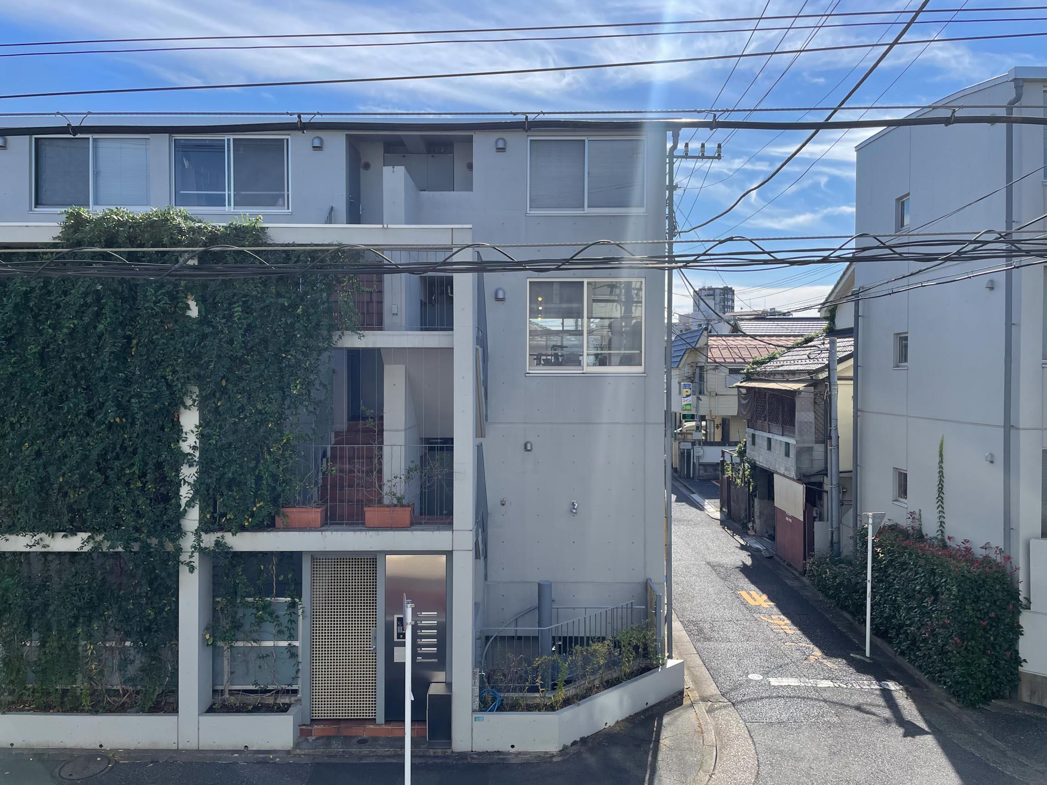 中野区松が丘の賃貸物件/202：ベランダからの景色。道を挟んで向かいの建物