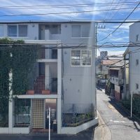 中野区松が丘の賃貸物件/202：ベランダからの景色。道を挟んで向かいの建物