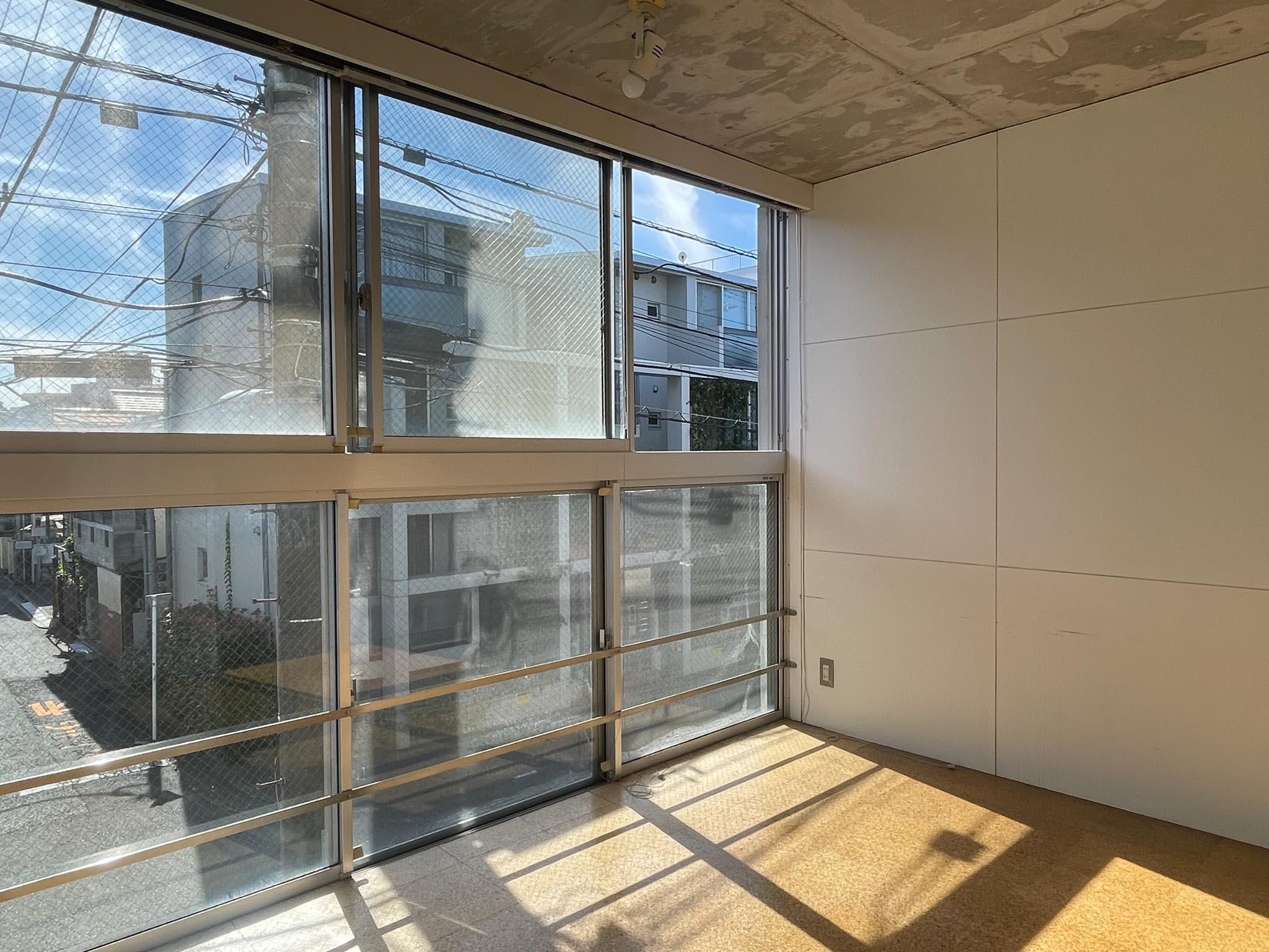 中野区松が丘の賃貸物件/202、リビング横の洋室：南側1面が窓。下の窓も開くので、物を落とさないようにご注意ください