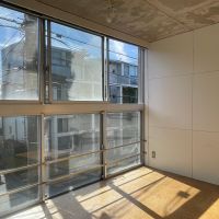 中野区松が丘の賃貸物件/202、リビング横の洋室：南側1面が窓。下の窓も開くので、物を落とさないようにご注意ください