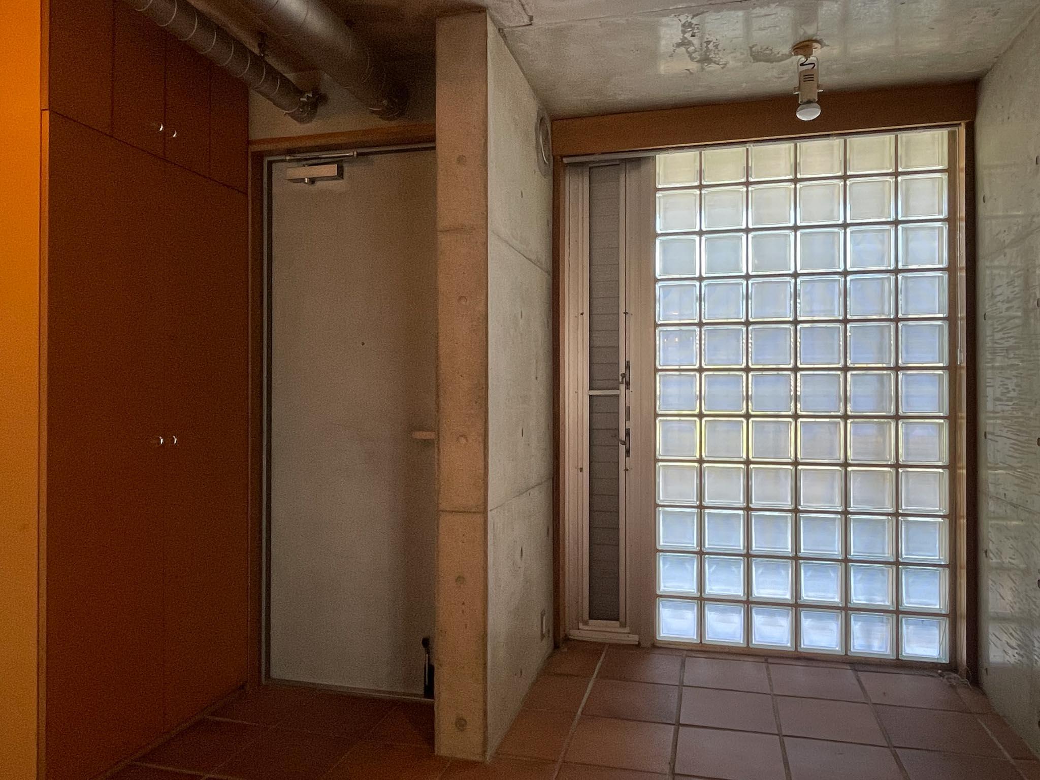 中野区松が丘の賃貸物件/202、北側5.7畳洋室：玄関と繋がった、土間使いできるスペース