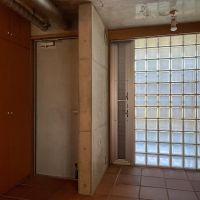 中野区松が丘の賃貸物件/202、北側5.7畳洋室：玄関と繋がった、土間使いできるスペース