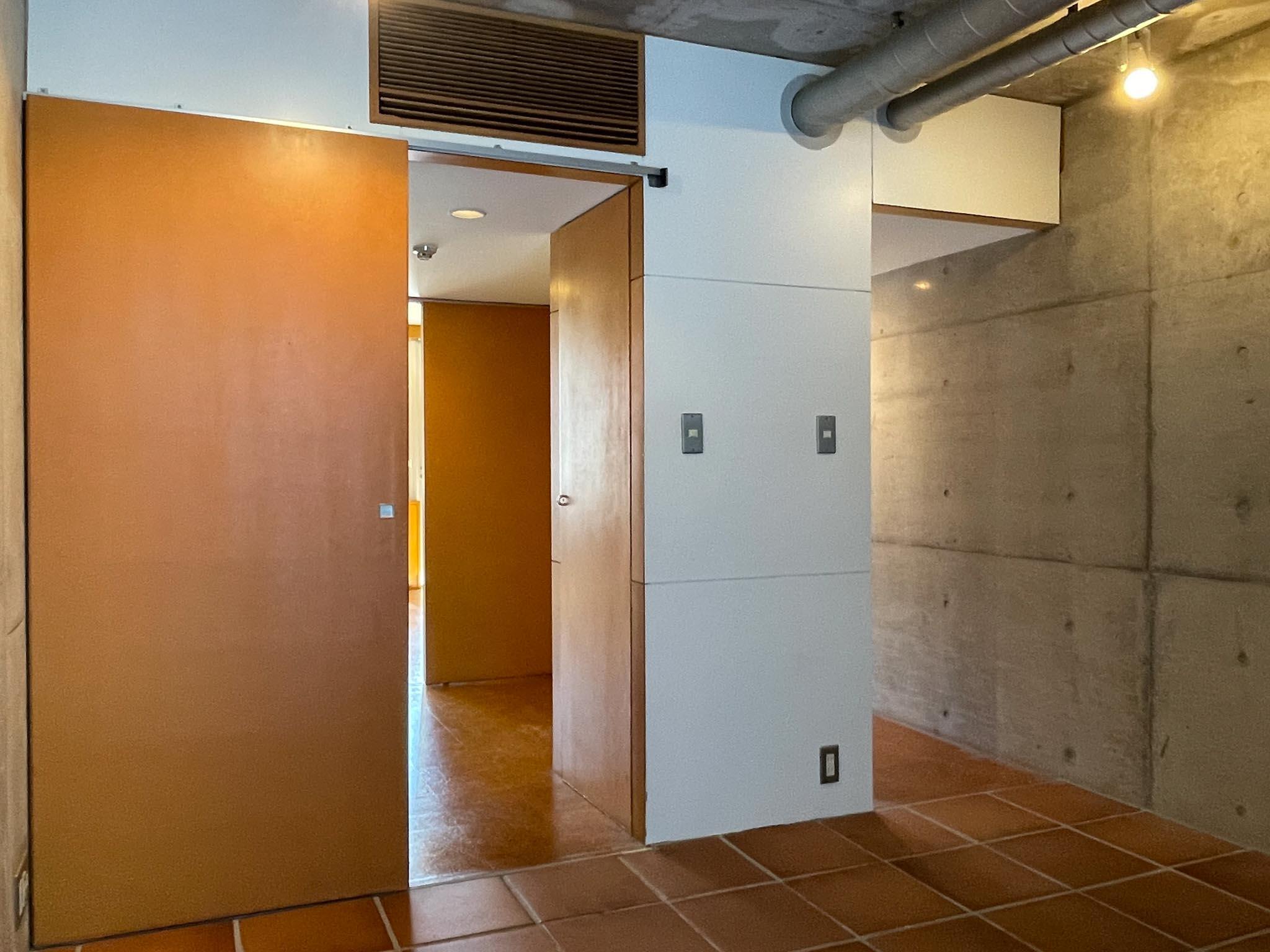 中野区松が丘の賃貸物件/202、北側5.7畳洋室：南に向かって